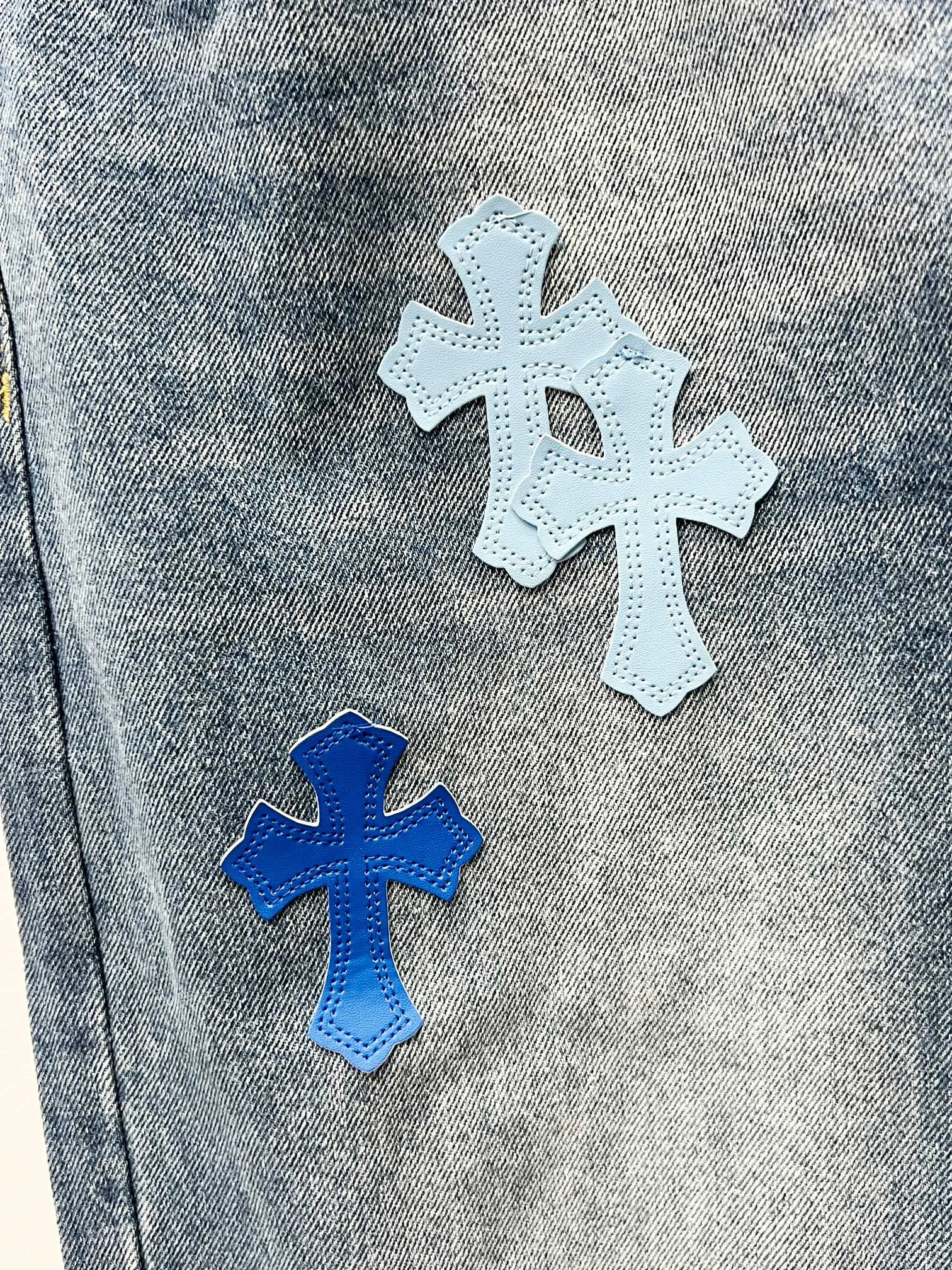 P210 Style No.: (K540) Chrome Hearts & CH city limited series Sanskrit cross patch patchwork jeans, black and white color matching - Chengdu "chengdu" jeans catering to the hometown of Chengdu giant pandas. The finished products need to be washed and then disassembled and hand-stitched with sheepskin cross skins and then spliced ​​together to complete. The whole process is too complicated to explain. The texture can be seen in the hand, and it looks good. The styles with different washed textures are very friendly to people with thin legs and thick legs. The straight version is very flattering to the leg shape. The moderate length is timeless and can be matched easily and casually. It is the basic styling foundation for various styles and is a must-have in the wardrobe! The fabric is stiff but also makes the upper body soft without losing texture. The washing process is even more perfect. It is a must-have item for everyone! ! ! Washed wheat, hang tag, pants label, three labels are complete, the upper body effect is particularly stiff and stylish, super stylish, the same style for men and women - Color: blue and black Size: 28 30 32 34